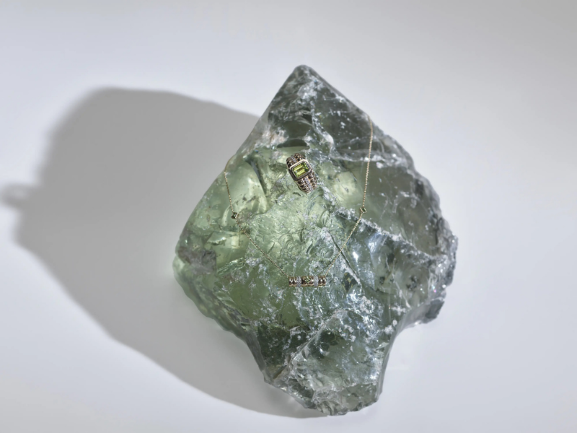 Peridot Taşı: Yeşilin Enerjisi ve Doğal Şifa Kaynağı